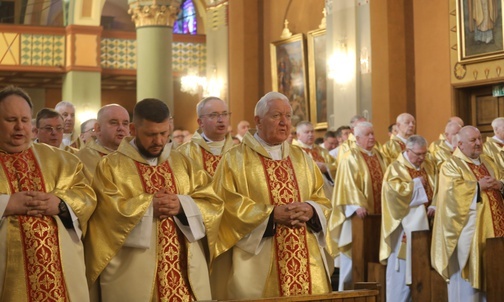 W katedrze zgromadziło się kilkuset księży.