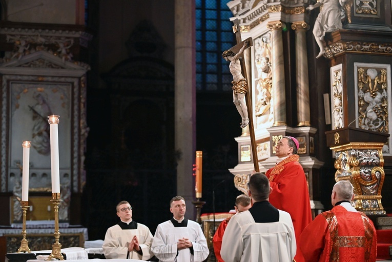 Biskup pomocniczy w czasie ukazywania krzyża wiernym.