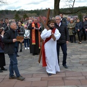 Uczestnicy misterium szli za prowadzonym na Kalwarię Jezusem Chrystusem.