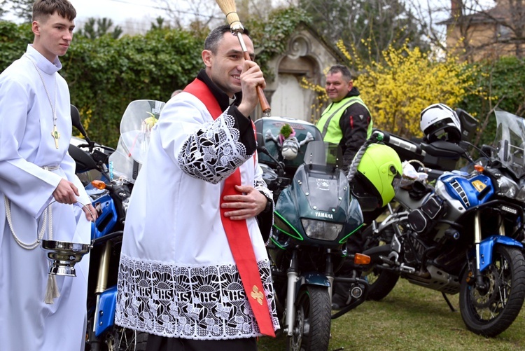 Bojanice. Przywieźli koszyczki na motorach