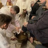 W czasie liturgii bp Pindel obmył nogi 12 mężczyzn...