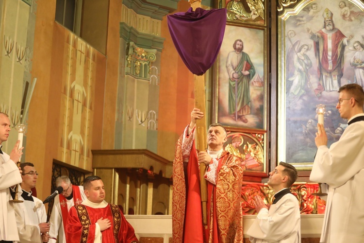 Liturgia Męki Pańskiej rozpoczęłą adorację Krzyża Świętego w katedrze.