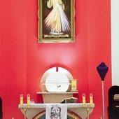 W prezbiterium wisi obraz Jezusa Miłosiernego.