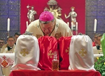 ▲	Jednym z gestów tej liturgii jest tzw. tchnienie na konsekrowane oleje. Zrobił to metropolita wrocławski.