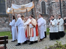 Biskup Marcinkowski poprowadził procesję rezurekcyjną wokół katedry.