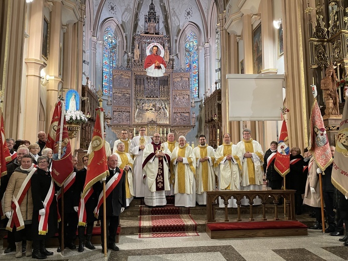 Kapłani wraz z pocztami sztandarowymi - po Mszy św.