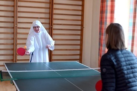 Na początku spotkania siostra dyrektor zaprosiła kandydatów do wspólnej gry w tenisa stołowego.