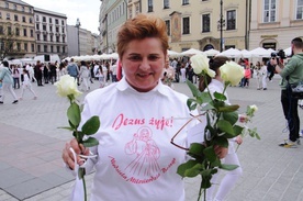 Na Rynku Głównym odbył się happening "Róża dla Jezusa Miłosiernego"