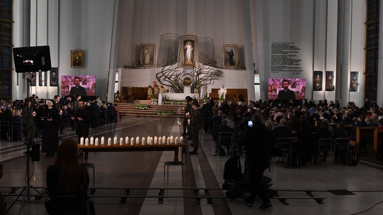 Sanktuarium Bożego Miłosierdzia. Nocne czuwanie w intencji pokoju