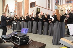 Muzyka pełna sacrum, patriotyzmu i uśmiechu