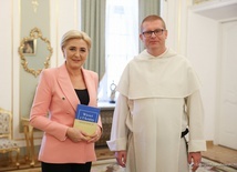 Małżonka prezydenta otrzymała od dominikanina jego najnowszą książkę pt. "Wieści z Ukrainy".