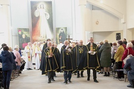 ▲	W czasie uroczystości w służbę liturgiczną zaangażowani byli Rycerze Jana Pawła II.