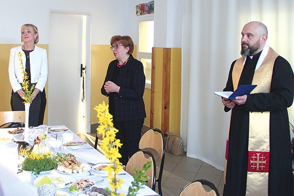 ▲	Pokarmy poświęcił ks. Damian Drabikowski. Od lewej: Anna Kwiecień i Lucyna Wiśniewska.