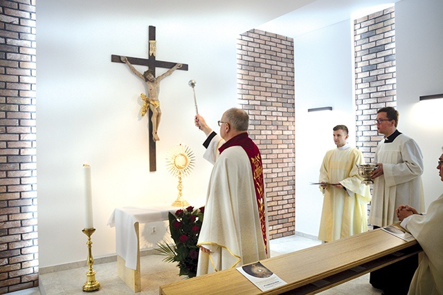 ▲	Nową kaplicę poświęcił biskup opolski.