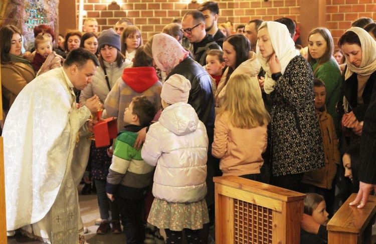 Komunia Święta podczas liturgii wielkanocnej.