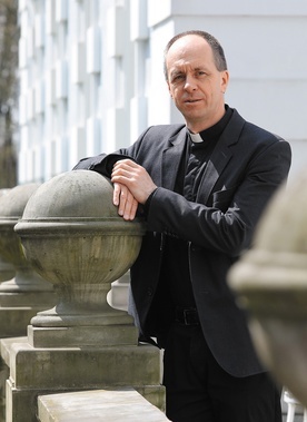 Ks. dr hab. Janusz Wilk jest biblistą i redaktorem naukowym Biblii Impulsy.
