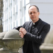 Ks. dr hab. Janusz Wilk jest biblistą i redaktorem naukowym Biblii Impulsy.