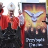 Bp Ważny błogosławi młodych w par. św. Pawła w Bochni.