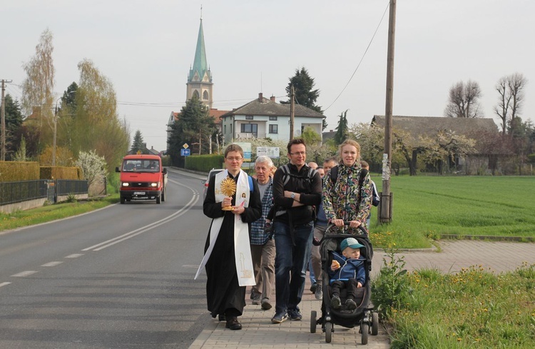 Pielgrzymi z relikwiami św. Józefa Bilczewskiego wychodzą z Wilamowic.