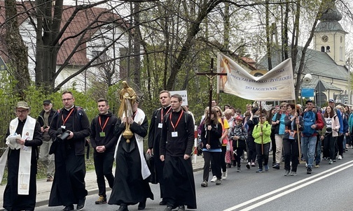 Diecezjalni pielgrzymi wyruszyli z Hałcnowa.