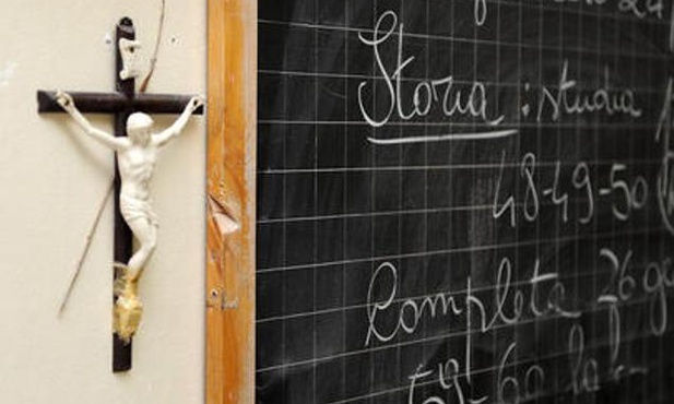 Włochy. Nieletni wandale zniszczyli krzyże w szkole