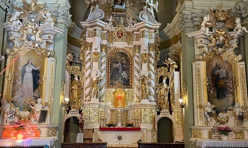 Odnowione ołtarze w kościele św. Jana Kantego, według przekazów zbudowanego na miejscu domu rodzinnego świętego.