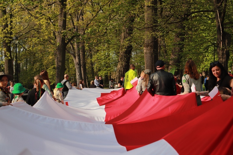 325-metrową flagę skierniewiczanie nieśli spod ratusza do parku miejskiego, gdzie odbyły się patriotyczne warsztaty.