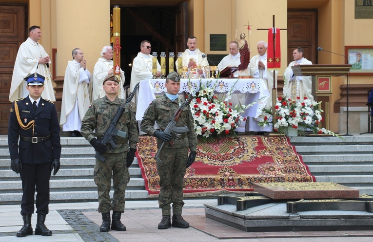 Uroczystości rozpoczęła Msza św., której przewodniczył ks. mjr Łukasz Józef Hubacz.