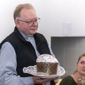 ▲	W podziękowaniu za opiekę ks. Radosław Kisiel otrzymał paschę, ukraińskie ciasto wypiekane na Wielkanoc.
