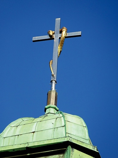 Wąż na krzyżu wieży pilchowickiej świątyni parafialnej.