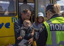 Autobusy ewakuacyjne z mieszkańcami Mariupola wyjechały z miasta