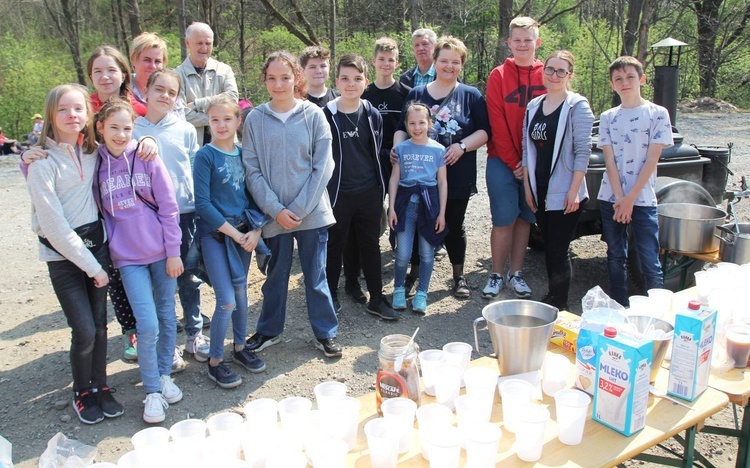 Uczniowie szkoły w Przytkowicach z Iwoną Kondelą - opiekunką Szkolengo Koła Caritas.