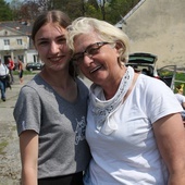 Natalia z babcią na postoju w Polance Hallera.