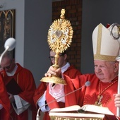 Kardynał Stanisław Dziwisz błogosławi relikwiarzem św. Stanisława.