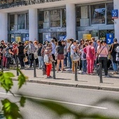 Coraz dłuższe kolejki uchodźców przed Centrum Pomocy Mokotów