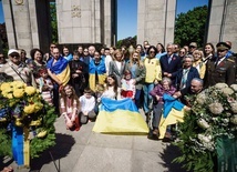"Bild": "Chwile wstydu" w trakcie obchodów rocznicy zakończenia II wojny światowej, policja zwija flagi Ukrainy