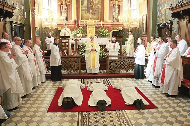 	Podczas odmawiania Litanii do Wszystkich Świętych kandydaci leżą krzyżem.