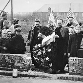 Rok 1951. „Manifestacja pokojowa na gruzach krematorium Stutthofu” z udziałem księży represjonowanych przez Niemców podczas II wojny światowej.