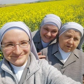 W drodze powrotnej do Świdnicy siostry zatrzymały się przy rzepakowym polu, by zrobić sobie pamiątkowe zdjęcie.
