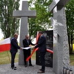 Odsłonięcie i poświęcenie pomnika ofiar II wojny światowej w Folwarku
