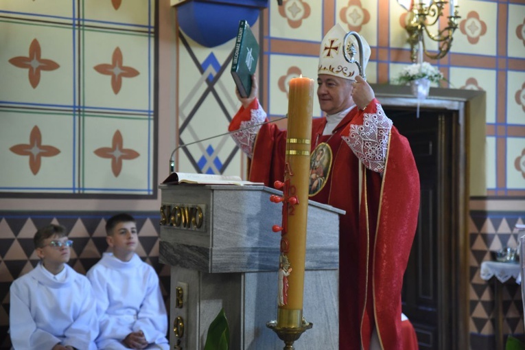 Bp Artur Ważny głosi homilię w kościele pw. św. Wawrzyńca w Nowym Sączu Biegonicach.