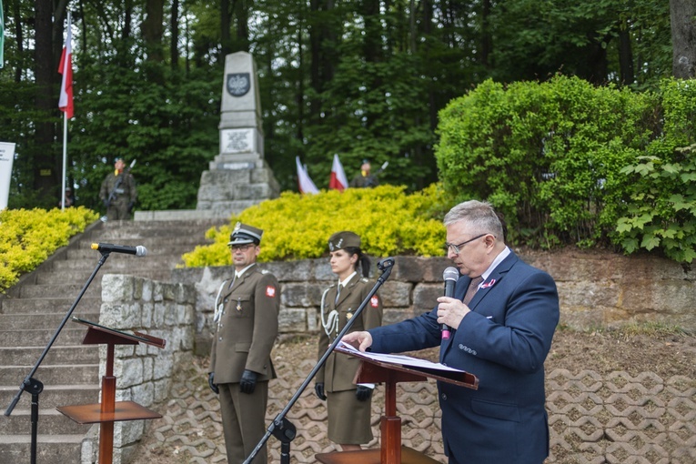 Burmistrz gminy Marek Fedoruk pod pomnikiem Ułanów mówił o wartościach, którymi kieruje się każdy patriota.