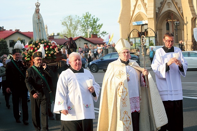 Procesja z figurą Matki Bożej przeszła ulicami miasta.