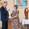 Para diecezjalna Małgorzata i Krzysztof Jaśkowiakowie odpalający świecę, symbol obecności Chrystusa na spotkaniu.