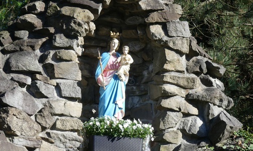 Figura Matki Bożej w leśniańskiej grocie.