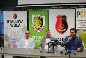 Wiesław Siembida (w środku) nowym prezesem Piłkarskiej Spółki Akcyjnej w Stalowej Woli. 