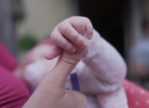 Anglia: Zestawy porodowe dla matek na Ukrainie