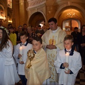 Relikwiarz do świątyni wniosły dzieci, które w tym roku przystąpiły do I Komunii św.