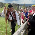 Mieszanie owiec u bacy Piotra Kohuta w Koniakowie