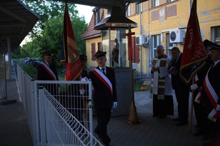 Nabożeństwo majowe na dworcu kolejowym w Kędzierzynie-Koźlu